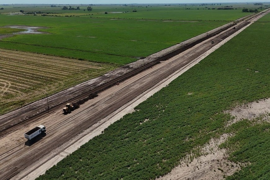 "Estamos viendo los primeros movimientos de máquinas y de suelo en esta traza clave que dejará de ser de tierra y llegará al departamento Garay , indicó Enrico.