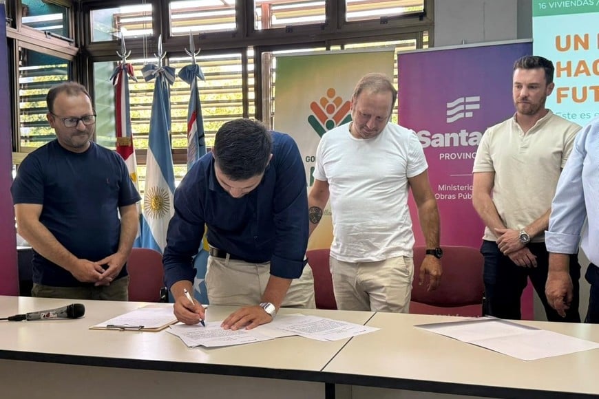 En el acto, el secretario de Hábitat y Vivienda, Lucas Crivelli; el presidente comunal, Williams Sandrigo; el director provincial de Intervención del Hábitat, Ramsés Medina; y el director de la Delegación Regional Reconquista, Oscar Duarte.