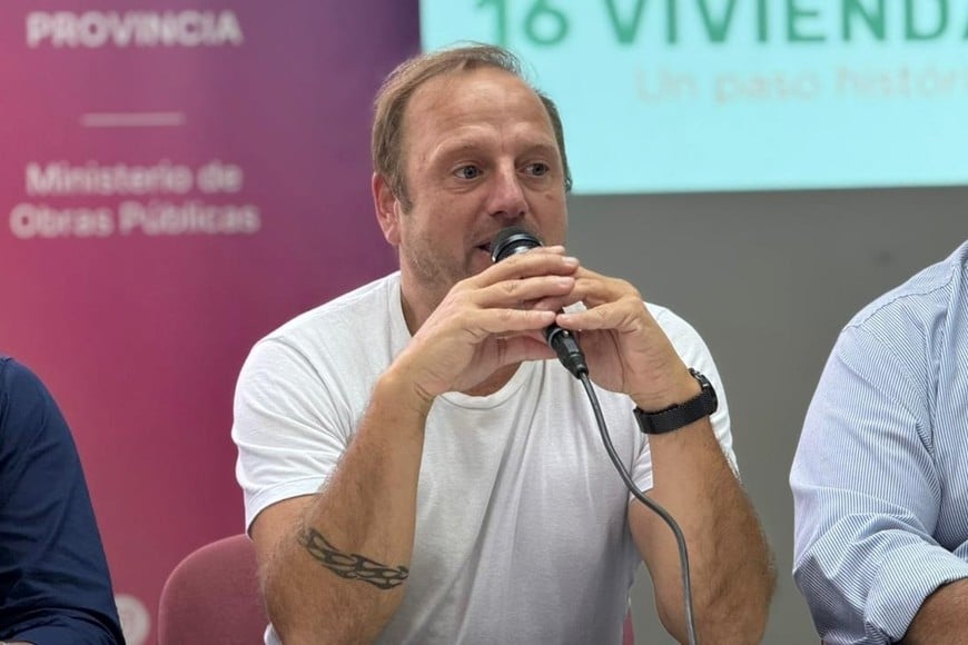 En el acto, el secretario de Hábitat y Vivienda, Lucas Crivelli; el presidente comunal, Williams Sandrigo; el director provincial de Intervención del Hábitat, Ramsés Medina; y el director de la Delegación Regional Reconquista, Oscar Duarte.