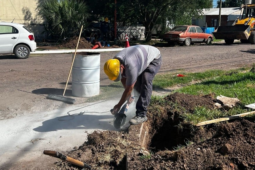 "Se trabaja para que los impuestos de los santafesinos vuelvan a las comunidades en obras, como está ocurriendo en Armstrong con la ampliación de la red cloacal”, destacó Enrico.