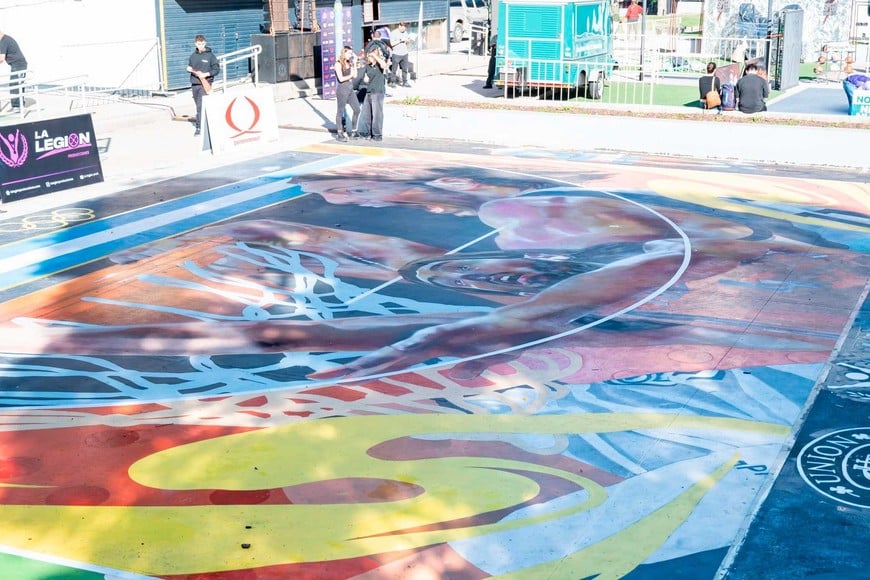 La plaza Houssay ahora cuenta con un mural dedicado a Scola.