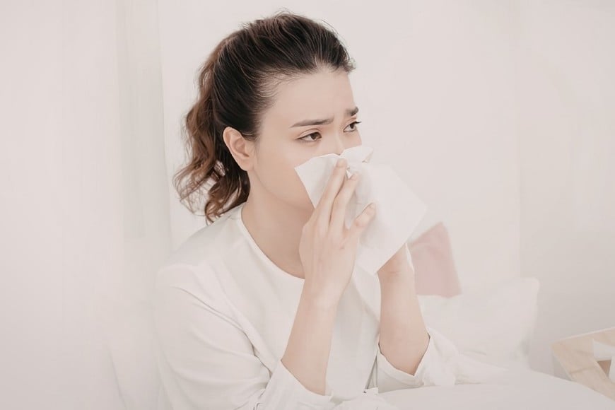 Aunque suele ser pasajera, puede generar molestias que afectan el descanso y las actividades diarias.