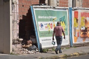 En pleno centro. Una de las tantas “caries” en la ciudad capital. Foto: Archivo Flavio Raina