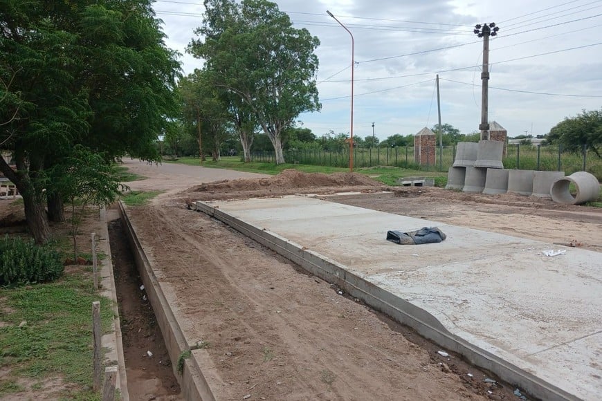 La obra contempla la ejecución de 300 metros de pavimento con sus correspondientes trabajos de base y adecuación del terreno, para garantizar la durabilidad y el correcto escurrimiento del agua en días de lluvia