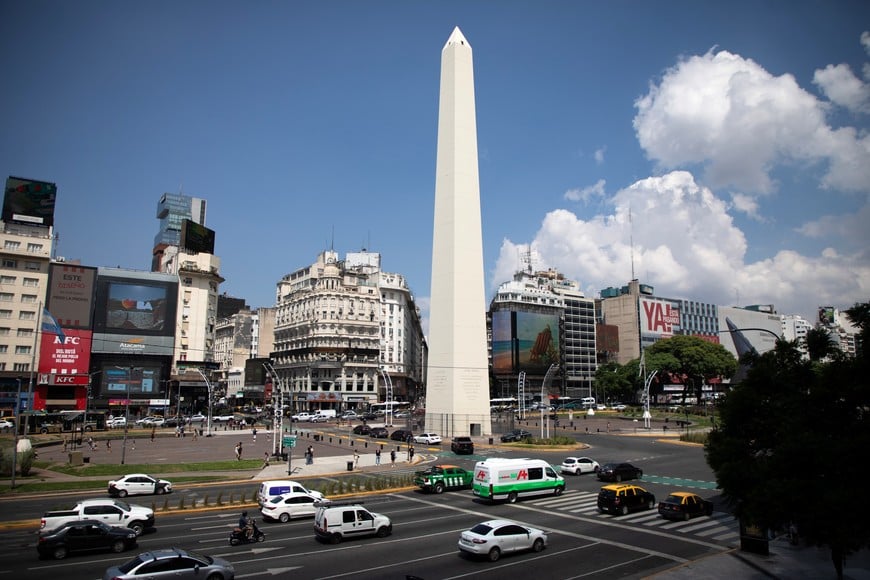 (260127) -- BUENOS AIRES, 27 enero, 2026 (Xinhua) -- Imagen del 27 de enero de 2026 del Obelisco y la Plaza de la República, en la ciudad de Buenos Aires, capital de Argentina. El número de viajeros no residentes que visitaron Argentina cayó un 14,3 por ciento interanual en 2025, hasta ubicarse en 5,3 millones de personas, según informó el lunes el Instituto Nacional de Estadística y Censos. (Xinhua/Martín Zabala) (mz) (jg) (ra) (vf)
