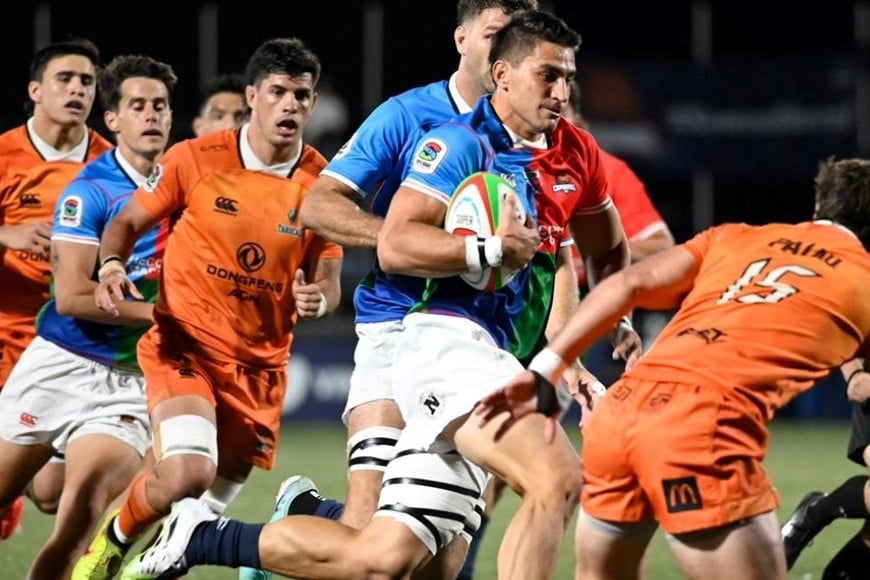 Estelles está decidido y ya sabe cómo termina la jugada. Fue el primer try de capibaras XV en el partido ante Tarucas.