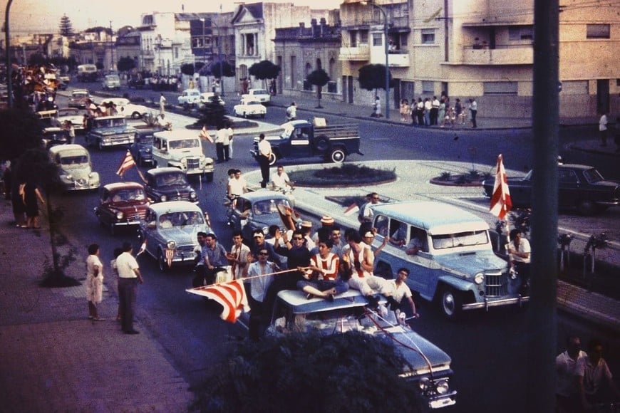 La caravana del festejo luego del primer ascenso en noviembre de 1966 por bulevar y hacia el 15 de Abril.