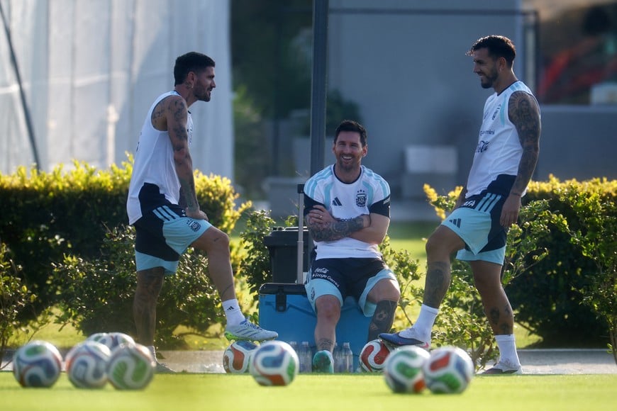Soccer Football - International Friendly - Argentina Training - Ezeiza Training Complex, Buenos Aires, Argentina - March 30, 2026
Argentina's Lionel Messi, Rodrigo De Paul and Leandro Paredes during training REUTERS/Agustin Marcarian