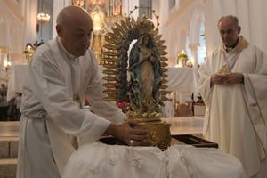 2024. La imagen de la Virgen, Mons. Fenoy y el ex cura párroco Olidio Panigo. Foto: Manuel Fabatía