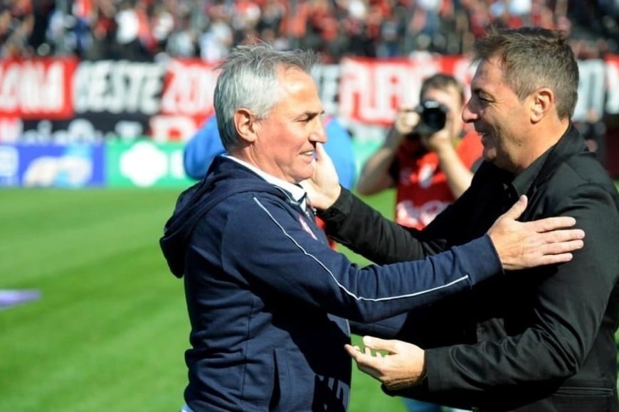 Una foto que se repetirá este viernes a la noche en el 15 de Abril: el encuentro de dos hombres muy vinculados a la historia de Unión, como Madelón y Kudelka.