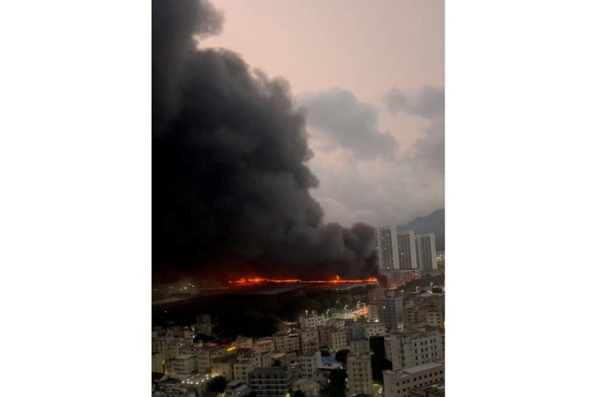 El incendio se originó en una zona de estacionamiento dentro del complejo