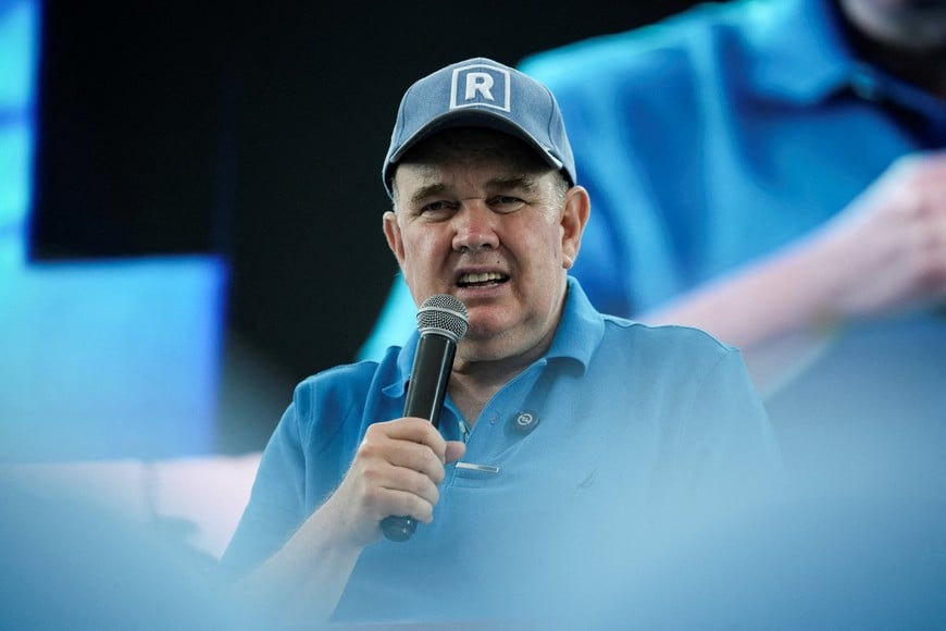 Peru's presidential candidate Rafael Lopez Aliaga addresses his supporters during a campaign rally ahead of the April 12 general election, in Lima, Peru, April 4, 2026. REUTERS/Angela Ponce