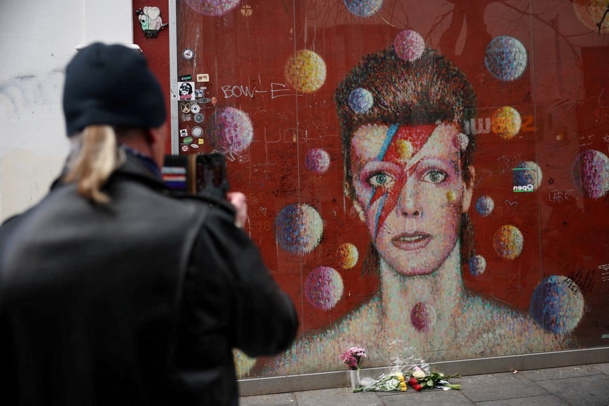 A man takes a photo of a mural for David Bowie marking the 10th anniversary of his death, in Brixton, London, Britain, January 10, 2026. REUTERS/Isabel Infantes
     TPX IMAGES OF THE DAY