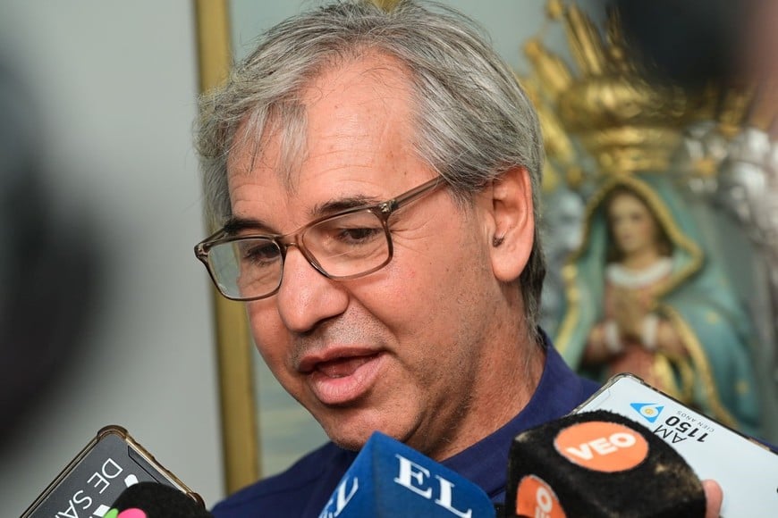 El Padre Blanche, entusiasmado con la presentación de la ofrenda musical. Foto: Flavio Raina