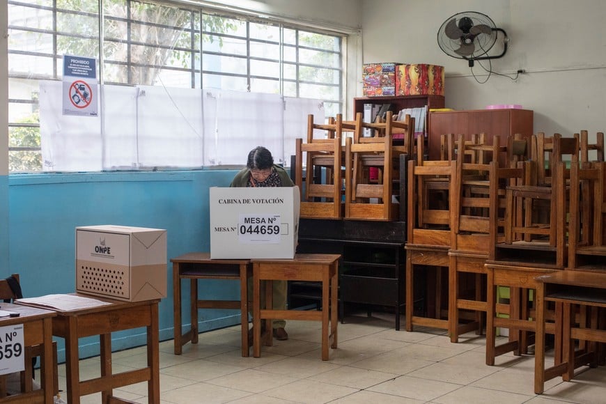 (260413) -- LIMA, 13 abril, 2026 (Xinhua) -- Una mujer emite su voto en un centro de votación, en el distrito de Lurín, en el sur de Lima, Perú, el 13 de abril de 2026. El Jurado Nacional de Elecciones de Perú dispuso desarrollar el lunes una jornada extraordinaria de votación en 13 locales electorales de la ciudad de Lima, debido a retrasos en la distribución del material, lo que impidió la instalación de algunas mesas en las elecciones generales llevadas a cabo el domingo. (Xinhua/Mariana Bazo) (mb) (rtg) (ah) (ce)