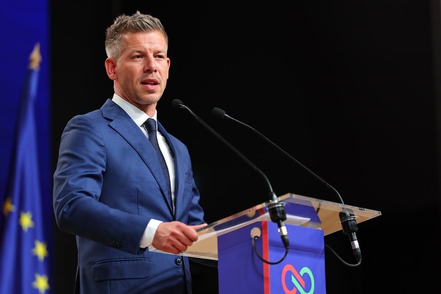 (260413) -- BUDAPEST, 13 abril, 2026 (Xinhua) -- Peter Magyar, líder del Partido Tisza de Hungría, habla en una conferencia de prensa internacional, en Budapest, Hungría, el 13 de abril de 2026. El partido de oposición húngaro Tisza, liderado por Peter Magyar, derrotó a la coalición gobernante del primer ministro, Viktor Orban, al asegurar una mayoría en las elecciones parlamentarias del domingo, según los resultados preliminares publicados por la Oficina Nacional Electoral. (Xinhua/David Balogh) (ah) (ce)