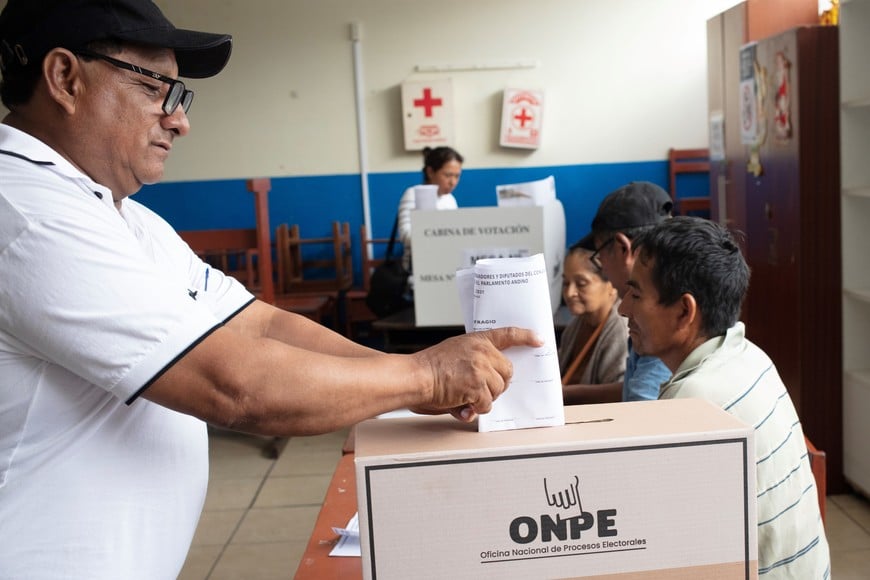 (260413) -- LIMA, 13 abril, 2026 (Xinhua) -- Un hombre coloca su voto en una urna en un centro de votación, en el distrito de Lurín, en el sur de Lima, Perú, el 13 de abril de 2026. El Jurado Nacional de Elecciones de Perú dispuso desarrollar el lunes una jornada extraordinaria de votación en 13 locales electorales de la ciudad de Lima, debido a retrasos en la distribución del material, lo que impidió la instalación de algunas mesas en las elecciones generales llevadas a cabo el domingo. (Xinhua/Mariana Bazo) (mb) (rtg) (ah) (ce)