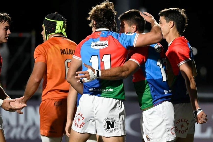 Baronio, Rosetto y Sugasti festejan con Estelles.