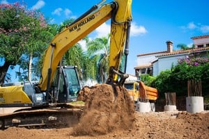 La casa afectada a demolición es la de tejas rojas, mientras avanzan los trabajos del puente. Foto: Gentileza