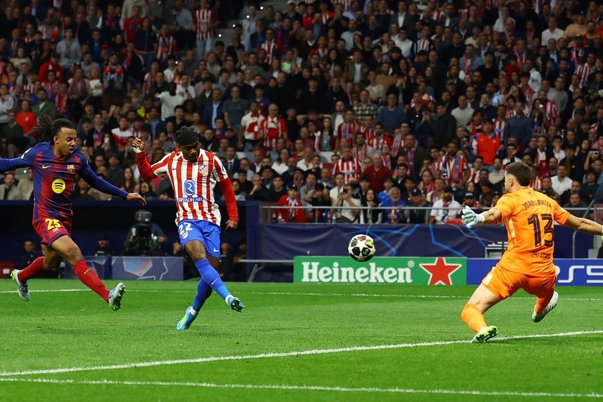 Soccer Football - UEFA Champions League - Quarter Final - Second Leg - Atletico Madrid v FC Barcelona - Riyadh Air Metropolitano, Madrid, Spain - April 14, 2026
Atletico Madrid's Ademola Lookman scores their first goal past FC Barcelona's Joan Garcia REUTERS/Albert Gea
