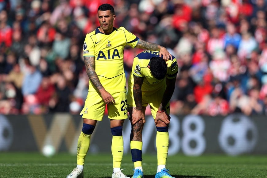 Soccer Football - Premier League - Sunderland v Tottenham Hotspur - Stadium of Light, Sunderland, Britain - April 12, 2026
A dejected Tottenham Hotspur's Cristian Romero is consoled by Pedro Porro as he is substituted off after sustaining an injury REUTERS/Scott Heppell EDITORIAL USE ONLY. NO USE WITH UNAUTHORIZED AUDIO, VIDEO, DATA, FIXTURE LISTS, CLUB/LEAGUE LOGOS OR 'LIVE' SERVICES. ONLINE IN-MATCH USE LIMITED TO 120 IMAGES, NO VIDEO EMULATION. NO USE IN BETTING, GAMES OR SINGLE CLUB/LEAGUE/PLAYER PUBLICATIONS. PLEASE CONTACT YOUR ACCOUNT REPRESENTATIVE FOR FURTHER DETAILS..