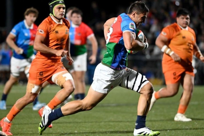 Elizalde ya está en el piso y Estellés con la vista firme en el objetivo.