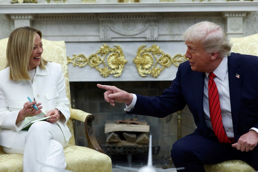 FILE PHOTO: U.S. President Donald Trump meets with Italian Prime Minister Giorgia Meloni in the Oval Office at the White House in Washington, D.C., U.S., April 17, 2025. REUTERS/Evelyn Hockstein/File Photo