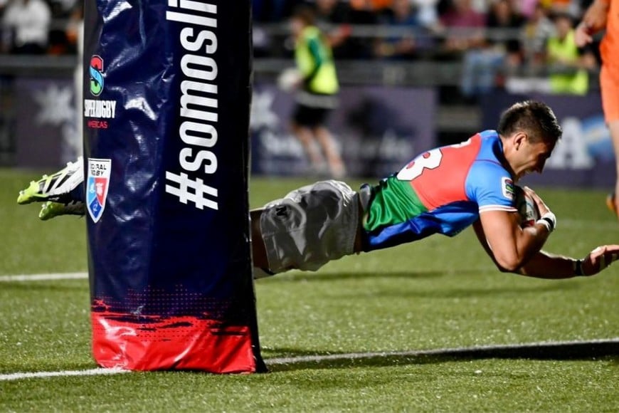 El centro del Litoral en pleno vuelo al try.