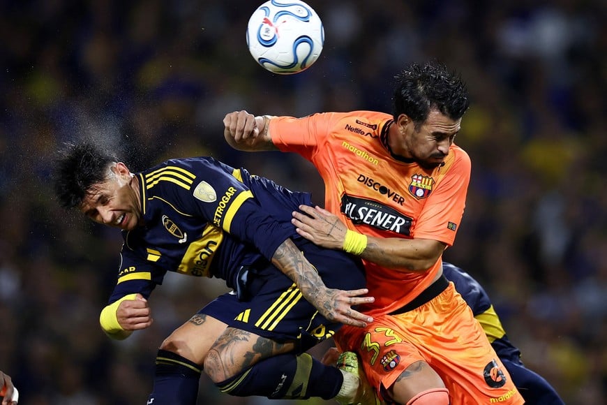Soccer Football - Copa Libertadores - Group D - Boca Juniors v Barcelona SC - Estadio La Bombonera, Buenos Aires, Argentina - April 14, 2026
Boca Juniors' Adam Bareiro in action with Barcelona SC's Cristian Baez REUTERS/Agustin Marcarian