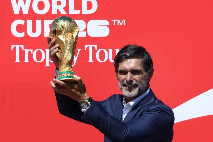 Soccer Football - FIFA World Cup - Trophy arrives in Mexico - Felipe Angeles International Airport, Zumpango, Mexico - February 27, 2026
Former Argentina player Roberto Ayala holds the FIFA World Cup trophy REUTERS/Luis Cortes