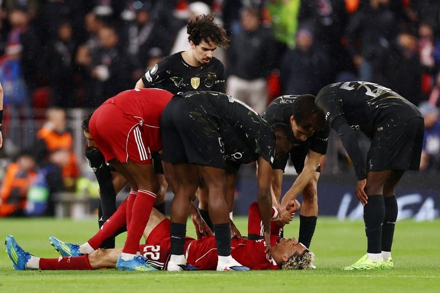 Soccer Football - UEFA Champions League - Quarter Final - Second Leg - Liverpool v Paris St Germain - Anfield, Liverpool, Britain - April 14, 2026
Liverpool's Hugo Ekitike reacts after sustaining an injury Action Images via Reuters/Lee Smith