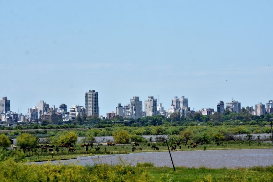El Salado crecido y detrás, Santa Fe.  Fernando Nicola (archivo).