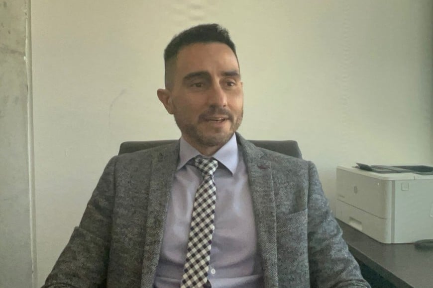 Minutos antes de dejar su despachó el Dr. Banegas brindó una entrevista a nuestro medio. Foto: Fabián Ramírez