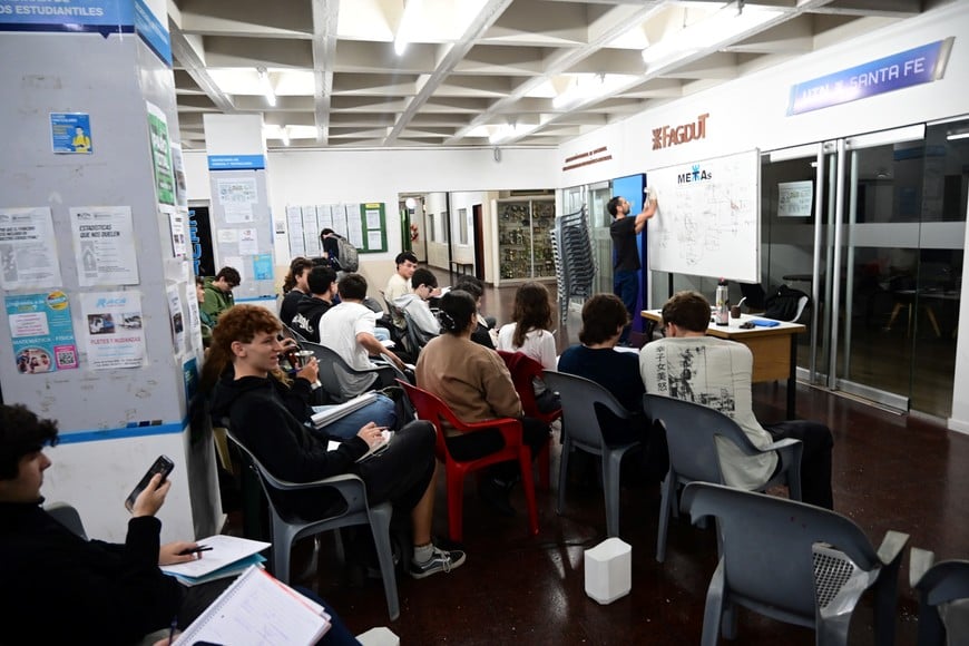En la UTN Santa Fe llevaron adelante tres clases públicas durante la jornada de protesta. Foto: Flavio Raina
