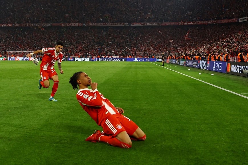 Soccer Football - UEFA Champions League - Quarter Final - Second Leg - Bayern Munich v Real Madrid - Allianz Arena, Munich, Germany - April 15, 2026
Bayern Munich's Michael Olise celebrates scoring their fourth goal with Luis Diaz REUTERS/Kai Pfaffenbach