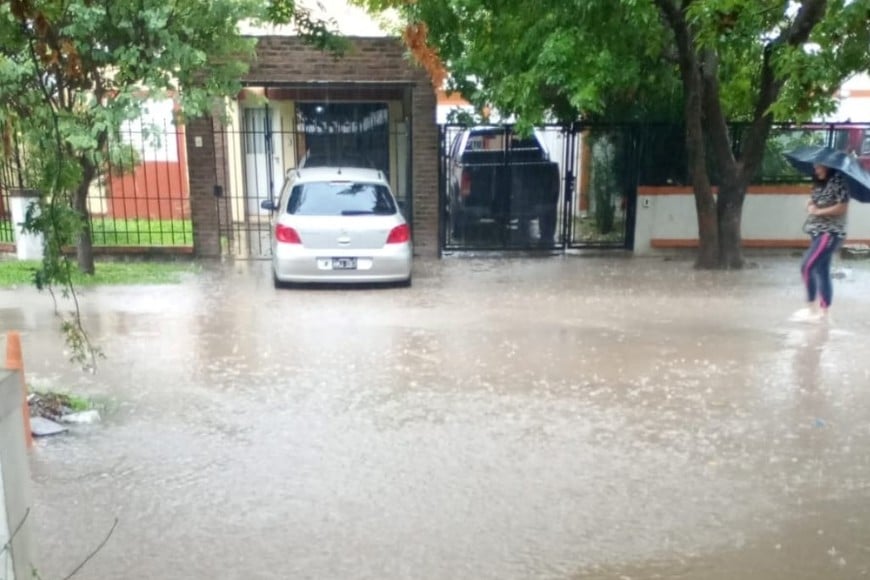 El agua acumulada cubrió veredas, ingresos domiciliarios y parte de la calle en barrio Las Delicias.