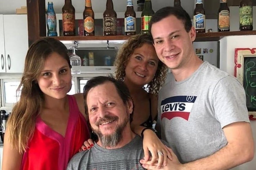 "Family": Camila, Mariana Facundo y Ángel.