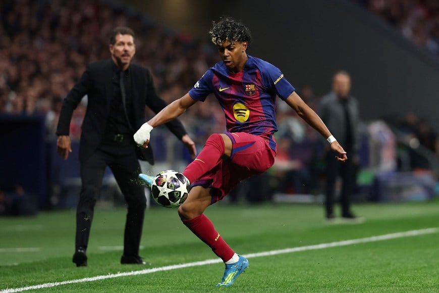 Soccer Football - UEFA Champions League - Quarter Final - Second Leg - Atletico Madrid v FC Barcelona - Riyadh Air Metropolitano, Madrid, Spain - April 14, 2026
FC Barcelona's Lamine Yamal in action as Atletico Madrid coach Diego Simeone looks on REUTERS/Gonzalo Fuentes