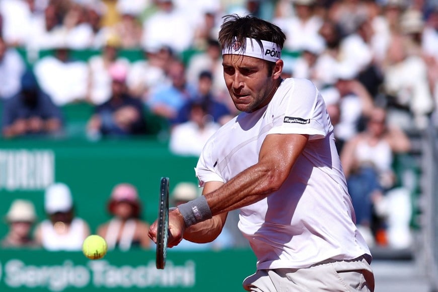 Tennis - ATP Masters 1000 - Monte Carlo Masters - Monte Carlo Country Club, Roquebrune-Cap-Martin, France - April 9, 2026
Argentina's Tomas Martin Etcheverry in action during his round of 16 match against Spain's Carlos Alcaraz REUTERS/Manon Cruz