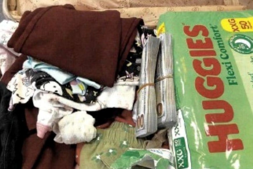 Al ser arrestada, la mujer tenía una importante suma de dinero en dólares. Foto: El Litoral