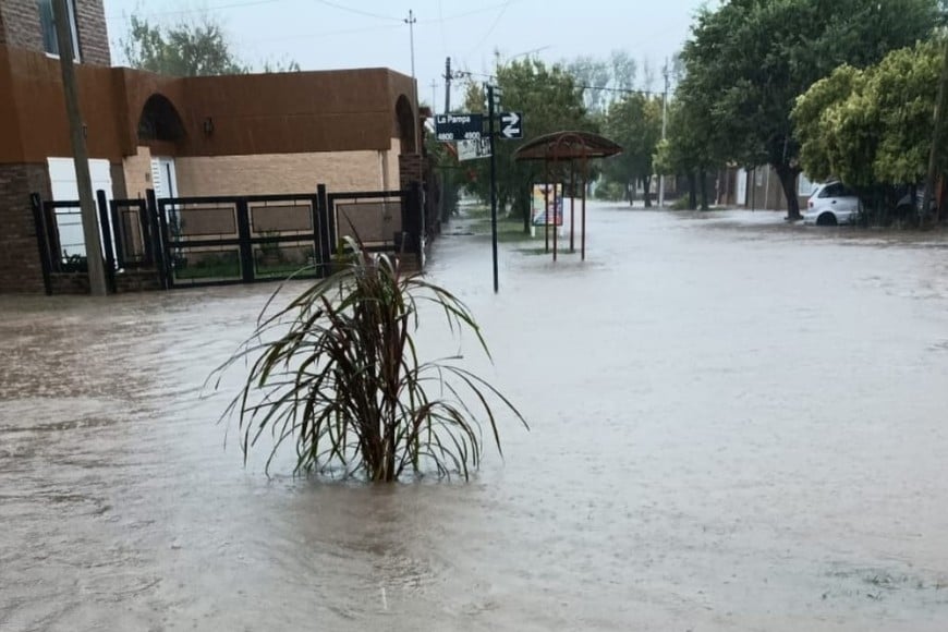 El agua acumulada cubrió veredas, ingresos domiciliarios y parte de la calle en barrio Las Delicias.