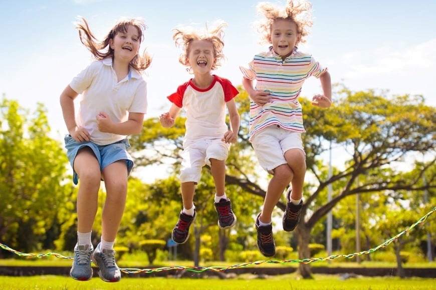 El juego al aire libre aparece como un estímulo especialmente relevante.