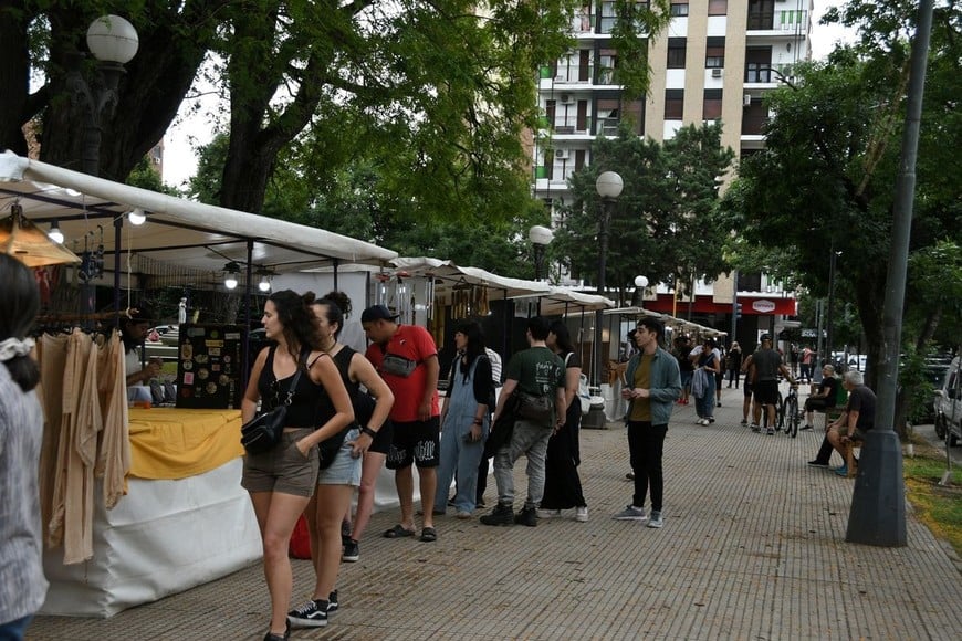 En la Plaza Pueyrredón, los puestos de feriantes son un clásico. Foto: Manuel Fabatía