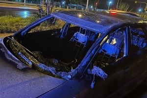 Incendio de un Audi A3 en ruta 1, altura Colastiné. Foto: Gentileza