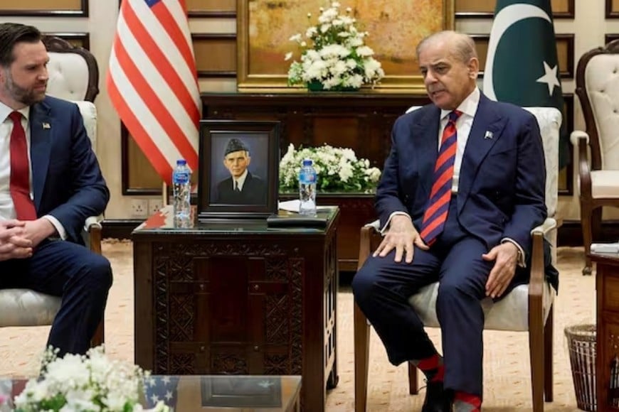 El vicepresidente de EE.UU., JD Vance, junto al primer ministro paquistaní, Shehbaz Sharif. Créditos: Jacquekyn Martin