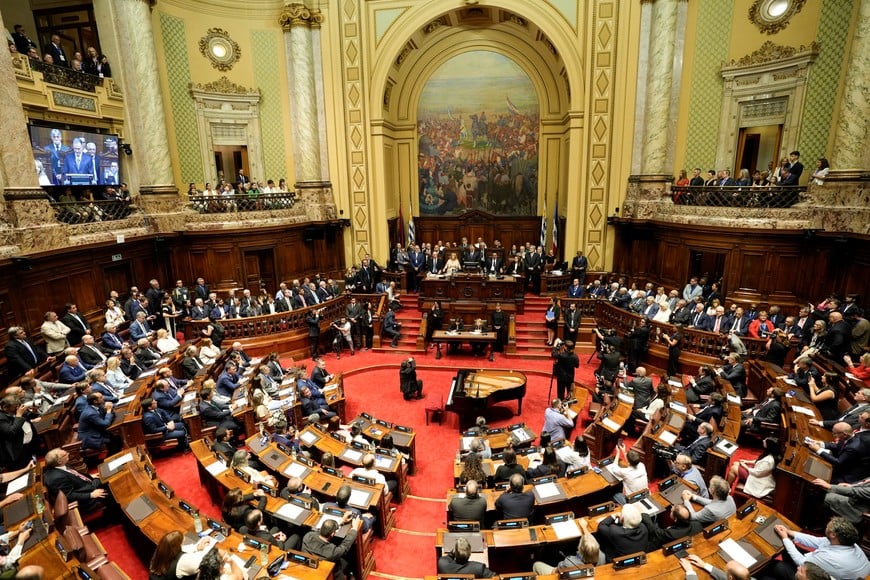 (250301) -- MONTEVIDEO, 1 marzo, 2025 (Xinhua) -- La ceremonia de juramentación del presidente electo de Uruguay, Yamandú Orsi, se lleva a cabo en el Palacio Legislativo, en Montevideo, capital de Uruguay, el 1 de marzo de 2025. Yamandú Orsi, del izquierdista Frente Amplio (FA), tomó juramento el sábado ante el Parlamento como nuevo presidente de Uruguay para el periodo 2025-2030. (Xinhua/Nicolás Celaya) (nc) (rtg) (da)