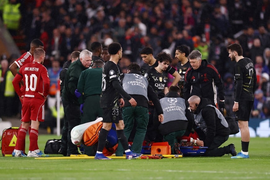 Soccer Football - UEFA Champions League - Quarter Final - Second Leg - Liverpool v Paris St Germain - Anfield, Liverpool, Britain - April 14, 2026
Liverpool's Hugo Ekitike receives medical attention after sustaining an injury Action Images via Reuters/Lee Smith