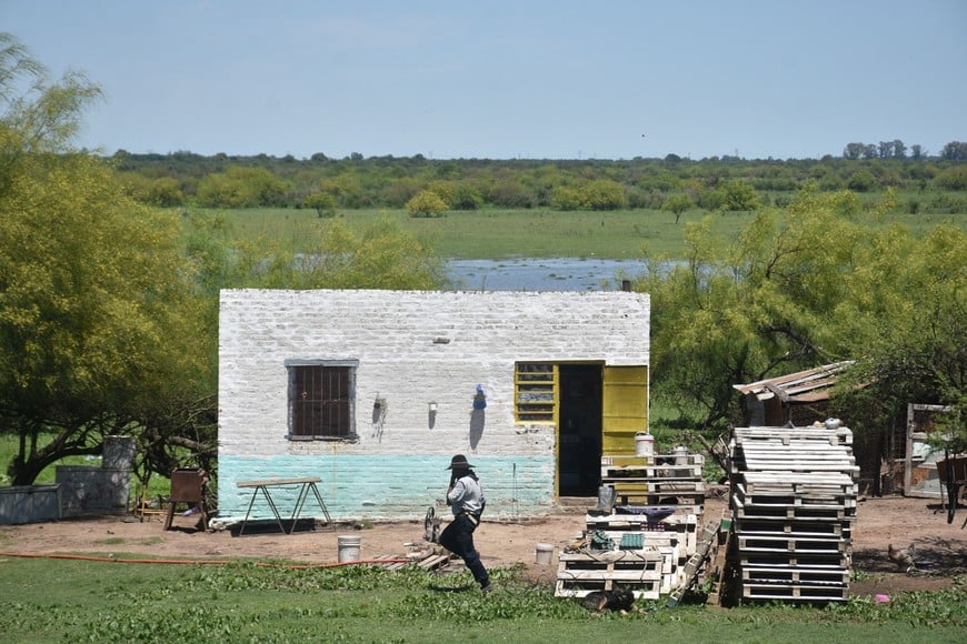 Isleño. Un vecino que vive a orillas del Salado, por fuera del anillo de defensa.  Fernando Nicola (archivo).