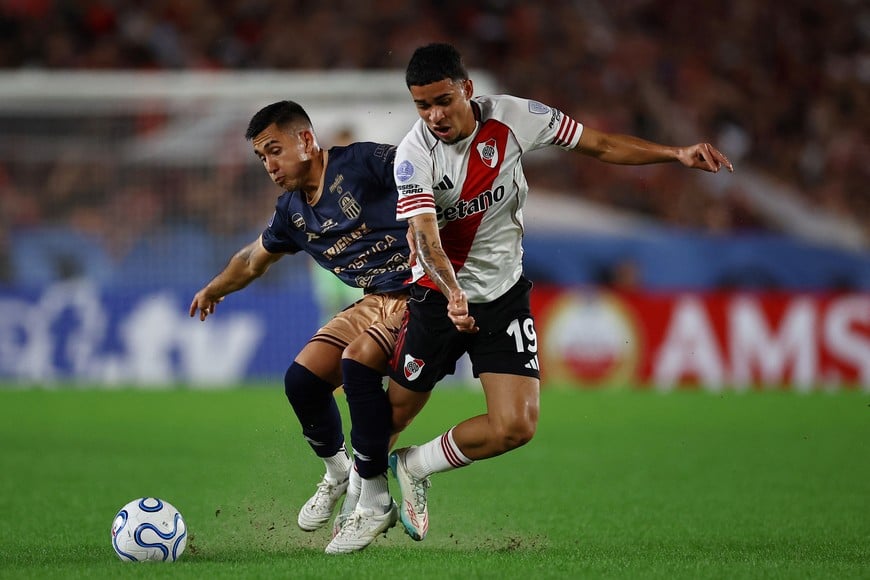 Soccer Football - Recopa Sudamericana - Group H - River Plate v Carabobo - Estadio Mas Monumental, Buenos Aires, Argentina - April 15, 2026
Carabobo's Juan Perez in action with River Plate's Kendry Paez REUTERS/Agustin Marcarian