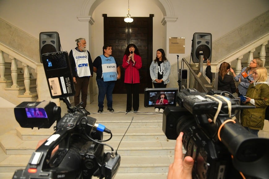 Autoridades universitarias, dirigentes gremiales y referente estudiantil, unidos en defensa de la universidad. Foto: Guillermo Di Salvatore
